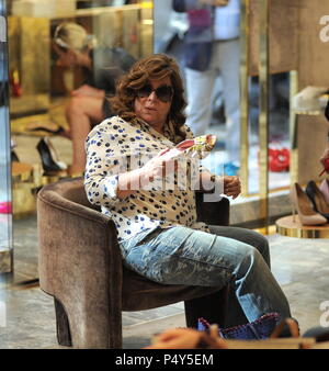 Patrizia Reggiani shopping a Milano, Italia con: Patrizia Reggiani Dove: Milano, Italia Quando: 23 maggio 2018 Credit: IPA/WENN.com * * disponibile solo per la pubblicazione in UK, USA, Germania, Austria, Svizzera** Foto Stock