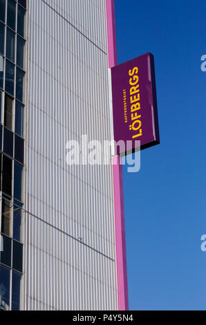 Karlstad, Svezia - 7 Giugno 2018: Close-up del segno sul caffè Lofbergs roastery edificio contro un cielo blu. Foto Stock