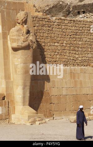 L'Egitto. Uomo egiziano nel Hatshepsut il Tempio, progettato da Senemut. Deir el-Bahari. Foto Stock