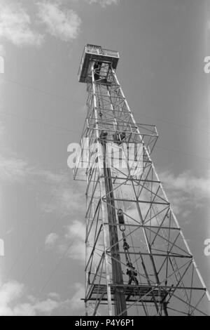 Olio Derrick, basso angolo visuale, Oklahoma City, Oklahoma, Stati Uniti d'America, Russell Lee, Farm Security Administration, Agosto 1939 Foto Stock