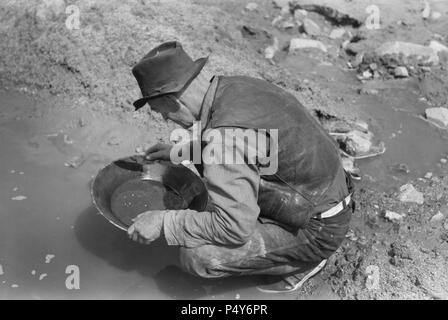 Prospector Panning Oro, Pinos Altos, Nuovo Messico, USA, Russell Lee, Farm Security Administration, Maggio 1940 Foto Stock