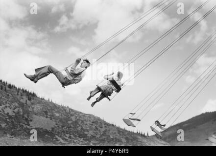 Due persone al parco dei divertimenti di Ride, Labor Day celebrazione, Silverton, Colorado, Stati Uniti d'America, Russell Lee, Farm Security Administration, Settembre 1940 Foto Stock