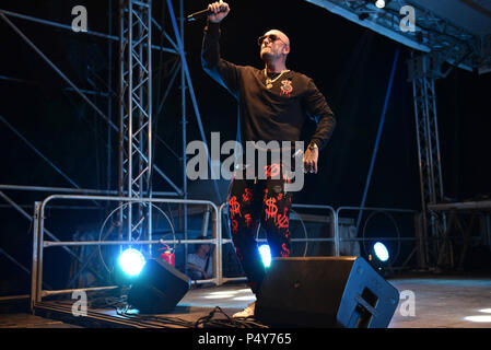 Napoli, Italia. Il 23 giugno, 2018. Gue Pequeno un italiano di rapper e cantautore si esibisce dal vivo in concerto presso Arenile Reload nella Napoli durante il suo tour tour Gentleman 2018 edizione estiva. Credito: Paola Visone/Pacific Press/Alamy Live News Foto Stock