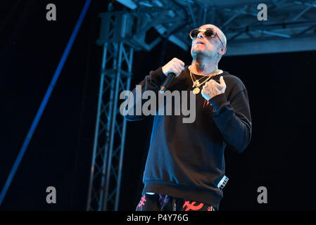 Napoli, Italia. Il 23 giugno, 2018. Gue Pequeno un italiano di rapper e cantautore si esibisce dal vivo in concerto presso Arenile Reload nella Napoli durante il suo tour tour Gentleman 2018 edizione estiva. Credito: Paola Visone/Pacific Press/Alamy Live News Foto Stock