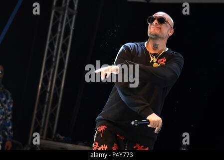 Napoli, Italia. Il 23 giugno, 2018. Gue Pequeno un italiano di rapper e cantautore si esibisce dal vivo in concerto presso Arenile Reload nella Napoli durante il suo tour tour Gentleman 2018 edizione estiva. Credito: Paola Visone/Pacific Press/Alamy Live News Foto Stock