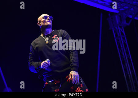 Napoli, Italia. Il 23 giugno, 2018. Gue Pequeno un italiano di rapper e cantautore si esibisce dal vivo in concerto presso Arenile Reload nella Napoli durante il suo tour tour Gentleman 2018 edizione estiva. Credito: Paola Visone/Pacific Press/Alamy Live News Foto Stock