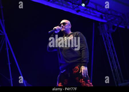 Napoli, Italia. Il 23 giugno, 2018. Gue Pequeno un italiano di rapper e cantautore si esibisce dal vivo in concerto presso Arenile Reload nella Napoli durante il suo tour tour Gentleman 2018 edizione estiva. Credito: Paola Visone/Pacific Press/Alamy Live News Foto Stock