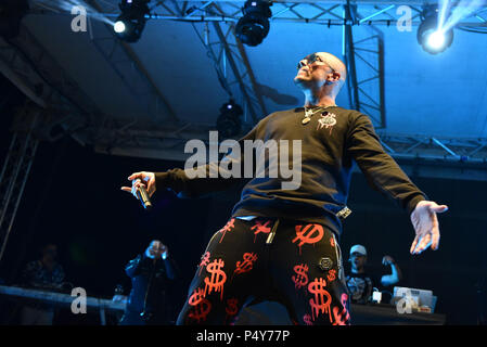 Napoli, Italia. Il 23 giugno, 2018. Gue Pequeno un italiano di rapper e cantautore si esibisce dal vivo in concerto presso Arenile Reload nella Napoli durante il suo tour tour Gentleman 2018 edizione estiva. Credito: Paola Visone/Pacific Press/Alamy Live News Foto Stock