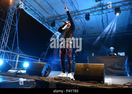 Napoli, Italia. Il 23 giugno, 2018. Gue Pequeno un italiano di rapper e cantautore si esibisce dal vivo in concerto presso Arenile Reload nella Napoli durante il suo tour tour Gentleman 2018 edizione estiva. Credito: Paola Visone/Pacific Press/Alamy Live News Foto Stock