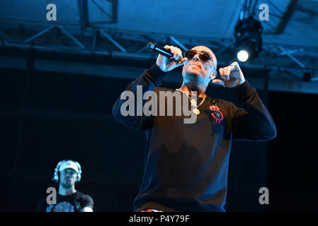 Napoli, Italia. Il 23 giugno, 2018. Gue Pequeno un italiano di rapper e cantautore si esibisce dal vivo in concerto presso Arenile Reload nella Napoli durante il suo tour tour Gentleman 2018 edizione estiva. Credito: Paola Visone/Pacific Press/Alamy Live News Foto Stock