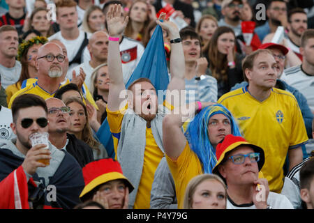 Francoforte, Germania. Il 23 giugno, 2018. Ventole svedese celebrare. 18.000 tifosi giunti alla Commerzbank Arena di Francoforte, a guardare la Germania battere la Svezia dagli obiettivi 2 e 1 nel secondo gruppo F corrisponde in fase di gruppo del 2018 FIFA Soccer World Cup in Russia a Mosca. Credito: Michael Debets/Pacific Press/Alamy Live News Foto Stock