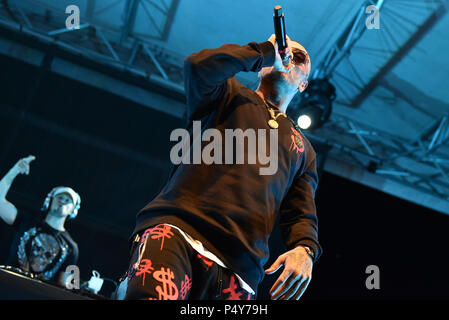 Napoli, Italia. Il 23 giugno, 2018. Gue Pequeno un italiano di rapper e cantautore si esibisce dal vivo in concerto presso Arenile Reload nella Napoli durante il suo tour tour Gentleman 2018 edizione estiva. Credito: Paola Visone/Pacific Press/Alamy Live News Foto Stock