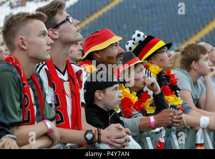 Francoforte, Germania. Il 23 giugno, 2018. Il tedesco tifosi guardare la partita. 18.000 tifosi giunti alla Commerzbank Arena di Francoforte, a guardare la Germania battere la Svezia dagli obiettivi 2 e 1 nel secondo gruppo F corrisponde in fase di gruppo del 2018 FIFA Soccer World Cup in Russia a Mosca. Credito: Michael Debets/Pacific Press/Alamy Live News Foto Stock