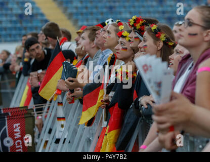 Francoforte, Germania. Il 23 giugno, 2018. Il tedesco tifosi guardare la partita. 18.000 tifosi giunti alla Commerzbank Arena di Francoforte, a guardare la Germania battere la Svezia dagli obiettivi 2 e 1 nel secondo gruppo F corrisponde in fase di gruppo del 2018 FIFA Soccer World Cup in Russia a Mosca. Credito: Michael Debets/Pacific Press/Alamy Live News Foto Stock