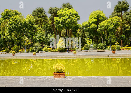 Chehel Sotoun cortile del palazzo Foto Stock