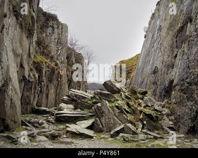 Cumulo di rocce caduti in gulley nel Parco Nazionale di Snowdonia, North Wales UK Foto Stock
