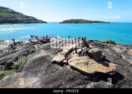 I turisti in piedi in Australia il punto più settentrionale, punta di Capo York, Cape York Peninsula, estremo Nord Queensland, FNQ, QLD, Australia Foto Stock