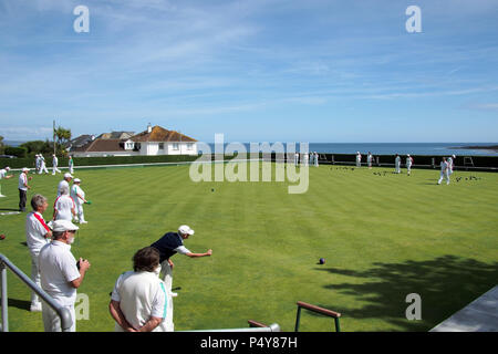 Persone a giocare a bocce a Looe bowling club in Looe Cornwall Regno Unito Foto Stock