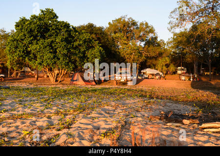 Sole di mattina oltre il campeggio alla spiaggia di fedeltà a Seisia, Cape York Peninsula, estremo Nord Queensland, FNQ, QLD, Australia Foto Stock