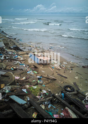 Sacchetti di plastica, bottiglie e altri rifiuti inquinanti nella spiaggia di Sumatra, Indonesia Foto Stock
