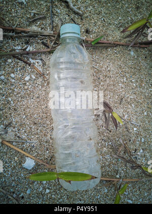Vuoto uso singola bottiglia di plastica lavati fino in spiaggia Foto Stock