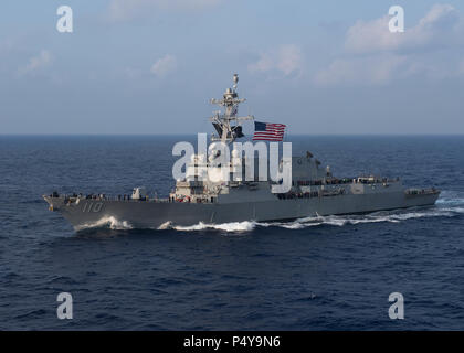 180623-N-ND356-0284 OCEANO PACIFICO (23 giugno 2018) guidato-missile destroyer USS William Lawrence (DDG 110) transita l'Oceano Pacifico. William P. Lawrence è operante negli Stati Uniti La terza area della flotta di responsabilità condurre le operazioni di routine durante una prevista in corso. (U.S. Foto di Marina di Massa lo specialista di comunicazione 2a classe Jessica O. Blackwell/rilasciato) Foto Stock