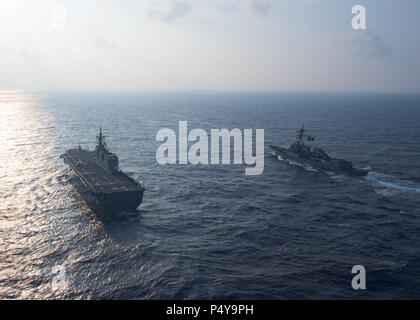 180623-N-ND356-0266 OCEANO PACIFICO (23 giugno 2018) Stati Uniti guidato-missile destroyer USS William Lawrence (DDG 110) passa il Giappone marittimo Forza di Autodifesa destroyer JS Ise (DDH 182) a condurre un gruppo di formazione di vela. Vele di gruppo fornisce una opportunità per gli equipaggi di concentrarsi sul lavoro di squadra, comunicazione e affinare le abilità in mare. (U.S. Foto di Marina di Massa lo specialista di comunicazione 2a classe Jessica O. Blackwell/rilasciato) Foto Stock