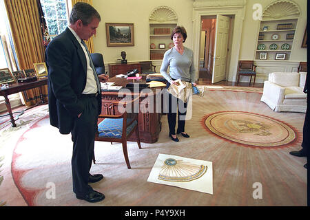 Il Presidente George W Bush e la sig.ra Laura Bush guarda a un design per l'Ufficio Ovale rug marzo, 30, 2001, nell'ufficio ovale. Foto Stock