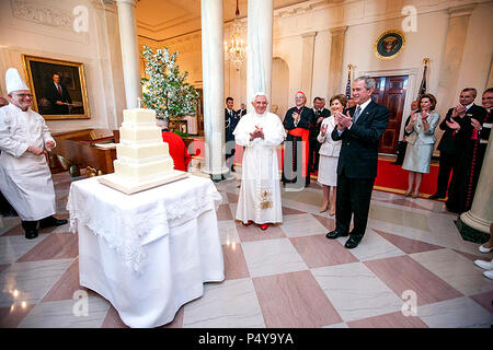 Il Presidente George W Bush e la sig.ra Laura Bush portare la celebrazione del 81o compleanno di Papa Benedetto XVI come ha presentato una torta da White House chef pasticcere Bill Yosses Mercoledì, 16 aprile 2008, presso la Casa Bianca. Foto Stock