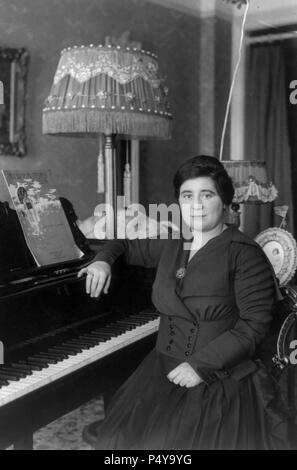 Amy Castelli, tre quarti di lunghezza verticale, seduto al pianoforte, leggermente rivolta verso sinistra. Il cantante australiano Foto Stock