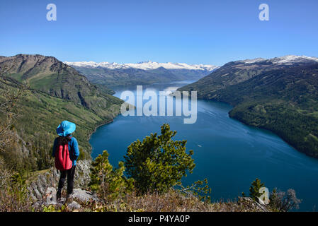 Godendo della vista lago Kanas National Park, Xinjiang, Cina Foto Stock