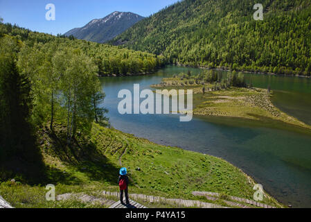 Godendo della vista lago Kanas National Park, Xinjiang, Cina Foto Stock