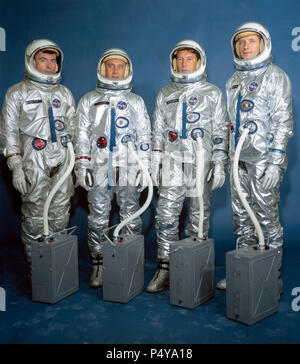 (13 aprile 1964) --- da sinistra a destra gli astronauti sono John W. Young, Virgilio I. Grissom, Walter M. Schirra Jr e P. Thomas Stafford. Gemini III Equipaggi Foto Stock