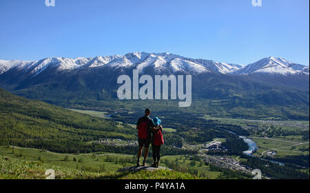 Godendo della vista lago Kanas National Park, Xinjiang, Cina Foto Stock