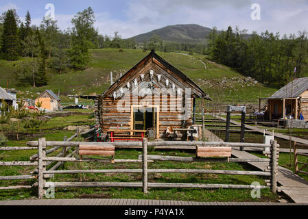 Casa di legno in Tuvan etnica village, Kanas Lake National Park, Xinjiang, Cina Foto Stock