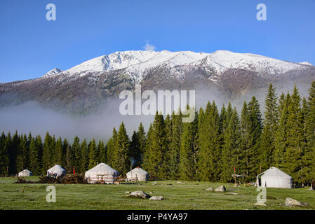 Home sulla gamma; yurta al Lago Kanas National Park, Xinjiang, Cina Foto Stock