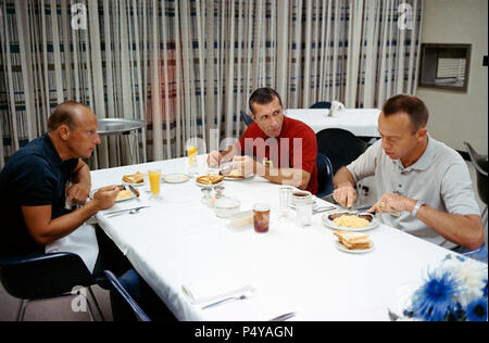 Il Gemini-11 primo equipaggio gode di una colazione a base di bistecca e uova con astronauta Alan B.Shepard Jr. (a destra), Chief, MSC astronauta Office, la mattina della Gemini-11 lancio Foto Stock