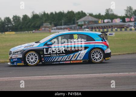 Dalton on Tees, Inghilterra, 23 giugno 2018. Aiden Moffat alla guida di una Mercedes-Benz Classe per utensili laser Racing durante la qualificazione per la Dunlop MSA British Touring Car Championship sul circuito di Croft. Credito: Colin Edwards/Alamy Live News. Foto Stock