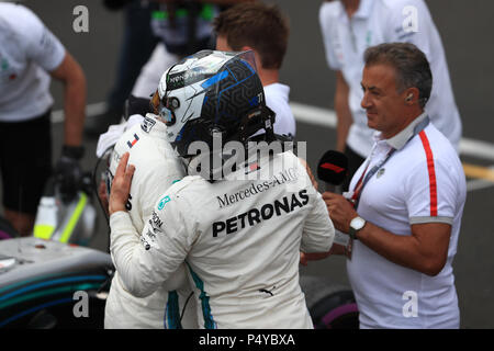 Le Castellet, Francia. Il 23 giugno 2018. Francese Formula One Grand Prix, qualifica; Mercedes AMG Petronas Motorsport; Lewis Hamilton coglie la pole seguito da Valtteri Bottas Credit: Azione Plus immagini di sport/Alamy Live News Foto Stock