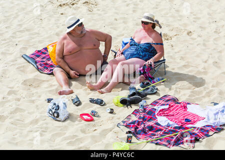 Bournemouth Dorset, Regno Unito. Il 23 giugno 2018. Regno Unito: meteo spiagge affollate su un bel sole caldo giorno come testa di visitatori al mare per rendere la maggior parte del sole Come temperature aumento per l'ondata di caldo. Matura a prendere il sole sulla spiaggia - il sovrappeso grasso. Credito: Carolyn Jenkins/Alamy Live News Foto Stock