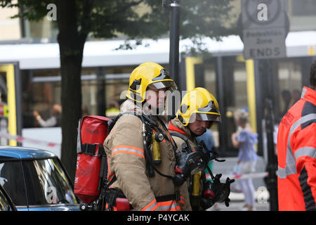 Manchester, Regno Unito. Il 23 giugno 2018. Un aspetto trasandato fire fighter con i suoi occhi chiusi durante un incendio a "Frankie & Benny's" ristorante italiano. Lo chef del ristorante ha suggerito che si è cominciato a una griglia ma ciò non è stato confermato. Manchester, 23 Giugno, 2018 (C)Barbara Cook/Alamy Live News Foto Stock