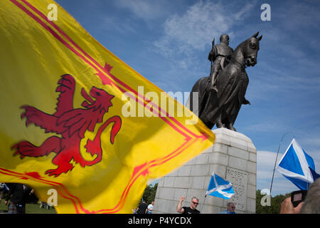 Stirling, Scozia, Regno Unito. Il 23 giugno 2018. Indipendenza Pro-Scottish marzo, organizzati in 'Tutti sotto uno striscione' nome attraverso le strade e per il campo di battaglia e la statua del Re Roberto Bruce, in Bannockburn sul 704th anniverary della Battaglia di Bannockburn. Si è stimato che 10.000 persone hanno preso parte nel mese di marzo per chiedere un secondo referendum di indipendenza. Credito foto Jeremy Sutton-Hibbert/Alamy Live News. Foto Stock