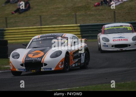 Dalton on Tees, Inghilterra, 23 giugno 2018. Greg Johnson di Elite Motorsport davanti a Lorcan Hanafin di Douglas Motorsport nel Round 10 della Ginetta Junior Championship sul circuito di Croft. Credito: Colin Edwards/Alamy Live News. Foto Stock