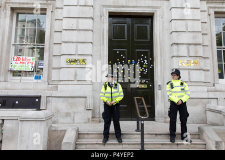 Westminster, Londra, Regno Unito. Il 23 giugno 2018. Anti Brexit adesivi e banner presso l'Ufficio di gabinetto. Il mese di marzo per un voto popolare sui termini della finale della trattativa Brexit ha avuto luogo oggi. Credito: Carol moiré/Alamy Live News Foto Stock