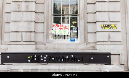 Westminster, Londra, Regno Unito. Il 23 giugno 2018. Anti Brexit adesivi e banner presso l'Ufficio di gabinetto. Il mese di marzo per un voto popolare sui termini della finale della trattativa Brexit ha avuto luogo oggi. Credito: Carol moiré/Alamy Live News Foto Stock