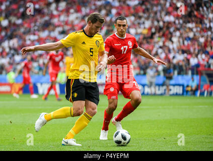 Spartak Stadium, Mosca, Russia. Il 23 giugno, 2018. Coppa del Mondo FIFA Football, gruppo G, Belgio contro la Tunisia; Jan Vertonghen del Belgio passando prima Ellyes Skhiri della Tunisia ottiene il credito a sfera: Azione Plus sport/Alamy Live News Foto Stock