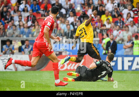 Spartak Stadium, Mosca, Russia. Il 23 giugno, 2018. Coppa del Mondo FIFA Football, gruppo G, Belgio contro la Tunisia; Michy Batshuayi del Belgio oltrepassando il detentore Farouk Ben Mustapha tunisina Credito: Azione Sport Plus/Alamy Live News Foto Stock