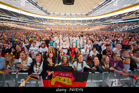 Frankfurt am Main, Germania. Il 23 giugno 2018. Coppa del Mondo di calcio, vs Germania Svezia, fase di gruppo, Gruppo F, 2° match day: i visitatori della Commerzbank Arena la visualizzazione pubblica per la Germania vs. Svezia corrisponde prima dell'inizio di detta corrispondenza. Foto: Andreas Arnold/dpa Credito: dpa picture alliance/Alamy Live News Foto Stock