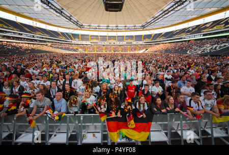 Frankfurt am Main, Germania. Il 23 giugno 2018. Coppa del Mondo di calcio, vs Germania Svezia, fase di gruppo, Gruppo F, 2° match day: i visitatori della Commerzbank Arena la visualizzazione pubblica per la Germania vs. Svezia corrisponde prima dell'inizio di detta corrispondenza. Foto: Andreas Arnold/dpa Credito: dpa picture alliance/Alamy Live News Foto Stock