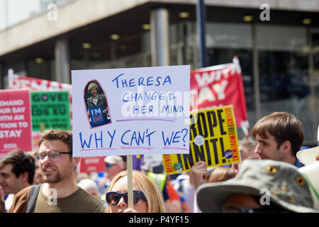 Londra, Regno Unito. 23 Giugno 2018: un banner dicendo Theresa ha cambiato la sua mente perché non abbiamo tenuto aloft al voto popolare marzo. Credito: Kevin Frost/Alamy Live News Foto Stock